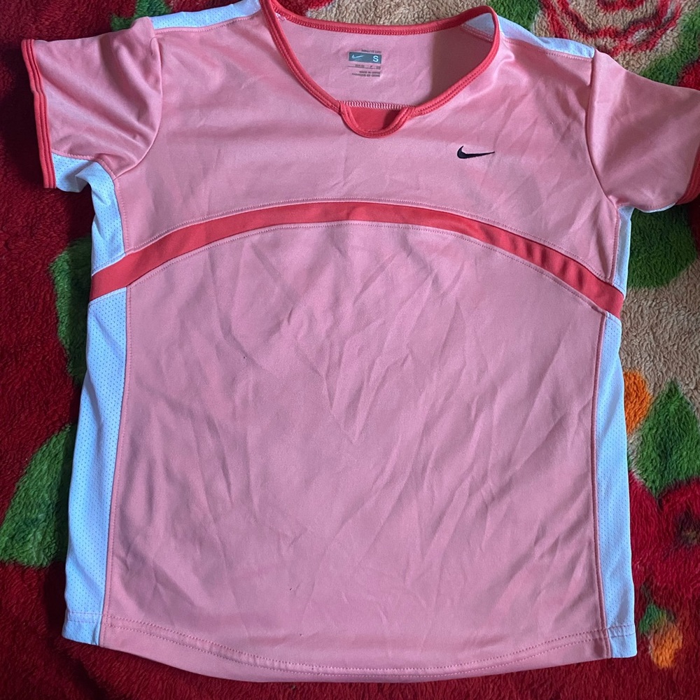 Pink young girl Nike top used  a couple times but still in good condition